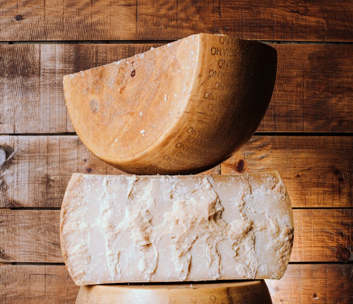 Angeschnittene Laibe Parmigiano Reggiano, übereinander gestapelt