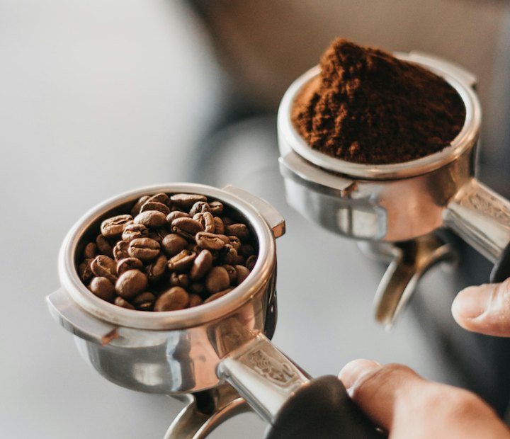 Siebträger mit gerösteten Kaffeebohnen und frisch gemahlenem Kaffee