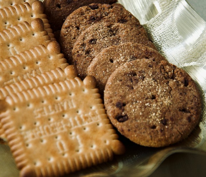 Verschiedene Kekse: Butterkekse und Schokoladenkekse