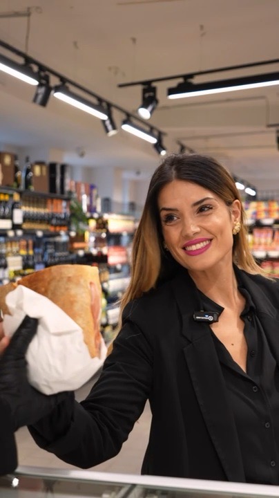 Ein frisch zubereitetes Panino wird über die Theke gereicht